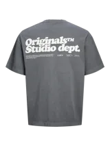 Camiseta gris de manga corta y cuello redondo con estampado pequeño en el pecho.