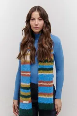 Polera de tejido morley color azul, con cuello alto y mangas largas, de corte ajustado al cuerpo.
