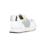 Championes deportivos casuales para mujer, color blanco, con cordones. Presentan paneles laterales y en la puntera con textura plateada brillante y efecto cuadriculado. La suela es gruesa y de color crema claro.