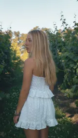 Falda corta de broderie blanco con volado en el ruedo y diseño ligero.