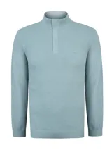 Sweater de punto color celeste con cuello alto y cierre frontal parcial con solapa. Presenta detalles de textura en el tejido y el logo bordado al tono en el pecho.