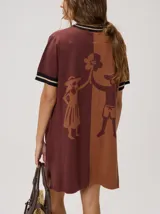 Vestido corto de punto tricolor, con diseño de bloques en tonos turquesa, celeste y azul marino. Presenta cuello redondo y puños con líneas en tonos tostado y blanco, además de un sutil bordado en el pecho.