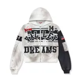 Campera con capucha y cierre frontal, de corte boxy fit. Presenta un diseño estilo collage con efecto desgastado, combinando colores blanco y negro, con parches bordados y apliques de texto en el frente y mangas.