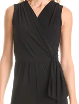 Enterito negro de seda fría, marca Tash & Sophie, con escote en V cruzado, sin mangas, cintura elastizada con lazo de ajuste y espalda cerrada.