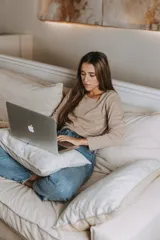 Remera manga larga color verde seco, de corte recto y cuello redondo.