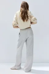 Pantalón jogger amplio en felpa gris melange, con cintura elástica y cordón ajustable, de corte holgado y piernas rectas.