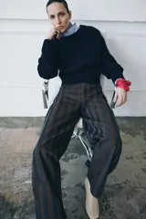 Jersey de lana 100% color azul marino, con cuello redondo, manga larga con hombreras y acabados en rib.