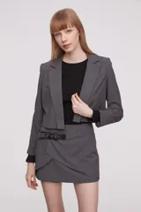 Blazer corto gris con cuello solapa y cierre con dos botones.