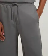 Bermuda masculina de algodón y poliéster, color gris oscuro, con cintura elástica y cordón ajustable. Presenta bolsillos funcionales.