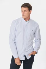 Camisa celeste a rayas verticales, de corte clásico, con cuello mao y manga larga.