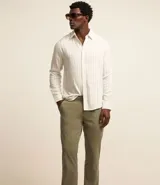 Pantalón de sarga para hombre, de corte recto y diseño básico. Cuenta con cintura fija con trabillas para cinturón, cierre frontal con cremallera y botón, y bolsillos laterales y traseros.