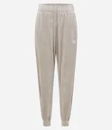 Pantalón tipo jogger de plush, con cintura elástica, bolsillos laterales y puños ajustados en los tobillos.