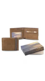 Billetera de cuero color marrón con galón elastizado en colores rojo, verde y blanco. En el interior cuenta con compartimento para billetes, visor y tarjeteros.