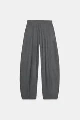 Pantalón de tiro alto con pierna ancha y cintura elástica ajustable. Presenta un diseño de corte holgado con costuras verticales frontales que definen su silueta.