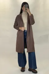Saco largo de gamuza en color beige, con diseño de solapas clásicas, cierre frontal y corte recto.