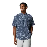 Camisa de manga corta Columbia, diseñada para pesca, con estampado de peces y elementos náuticos. Presenta cuello abotonado, cierre frontal con botones, múltiples bolsillos en el pecho y ventilación trasera forrada en malla.