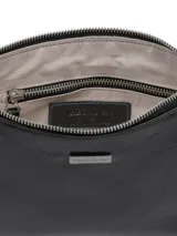 Cartera tipo sobre de cuero color negro con efecto craquelado, cierre superior y tira de mano corta desmontable con gancho metálico. Incluye detalle de placa metálica con el logo de la marca en el frente.