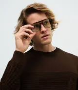 Suéter de punto para hombre con cuello redondo y manga larga. Presenta un diseño combinado con una parte superior lisa y una parte inferior con canalé texturizado horizontal. Marca Marfinno.