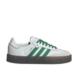 Championes Adidas Sambae W, color blanco con detalles en verde y suela de goma color caramelo.