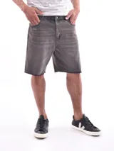 Bermuda de denim de corte recto con efecto acid wash y dobladillo deshilachado.
