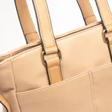 Cartera tipo bolso de mano color camel, con doble asa superior y correa larga ajustable y extraíble. Presenta un diseño estructurado con bolsillo frontal externo y herrajes metálicos dorados.