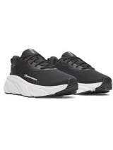 Zapatillas deportivas Under Armour modelo Rogue 6 para mujer, color negro con entresuela blanca gruesa y logo de la marca en el lateral. Presentan capellada de malla transpirable y cordones negros.
