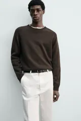 Jersey de punto ligero con corte regular fit, cuello redondo y manga larga. Presenta acabados en rib en puños, cuello y ruedo.