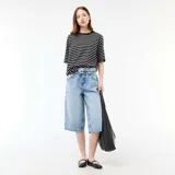 Bermuda de jean de tiro alto con cintura paperbag y lazo ajustable, corte ancho y largo por debajo de las rodillas.