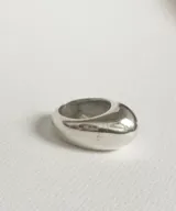 Anillo bombé de plata 950 con acabado pulido.