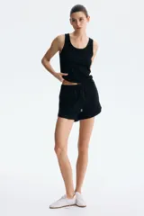Short negro de felpa liviana, confeccionado en mezcla de algodón. Presenta cintura elástica con cordón ajustable y bolsillos laterales discretos.