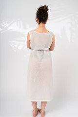 Vestido largo blanco de algodón fino, sin mangas, con corte en la pierna y lazo en la cintura.