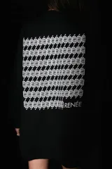 Buzo negro oversize de frisa con cuello redondo, hombros caídos y terminaciones de rib. Presenta logo bordado a tono en el frente y estampa serigrafiada a contratono en la espalda.