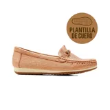 Mocasín casual color dorado metalizado, con capellada perforada, detalle de estribo metálico en el empeine, costuras visibles y suela plana bicolor.