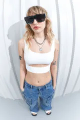 Lentes de sol rectangulares oversized de estilo tecno, con marco negro y cristales oscuros. Ofrecen filtro de protección UV 400 que bloquea rayos UVA y UVB.