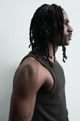 Musculosa de corte slim fit confeccionada en tejido de algodón con elasticidad, cuello redondo amplio y efecto lavado.