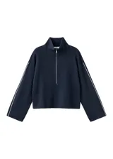 Jersey Cosmus de punto azul marino con cuello alto y cierre frontal de cremallera corta, manga larga y detalles de ribetes claros en las costuras.