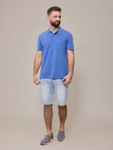 Bermuda de jean elastizado azul claro, con bolsillos delanteros y traseros.