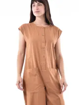 Mono negro de corte holgado, con cuello redondo, mangas cortas y cierre frontal con botones.