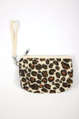 Neceser con estampado animal print de leopardo en tonos beige, marrón y negro. Cuenta con cierre superior y correa de mano.