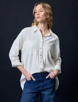 Camisa de lino color crudo, marca Cable & Gauge. Cuello con solapa y abertura central con botones. Delantera con bolsillos. Largo de manga regulable con presilla y botón. Largo de espalda mayor al largo delantero.