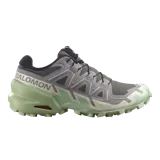 Calzado de trekking Salomon modelo Speedcross 6, en tonos gris y verde claro, diseñadas para trail running con suela de gran tracción y cordones de ajuste rápido.