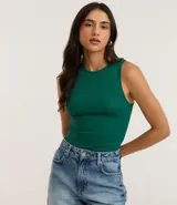 Body color marrón, sin mangas, con cuello halter y cierre en la entrepierna.