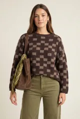 Sweater de punto con diseño de cuadros en tonos marrón y beige, de cuello redondo y manga larga.