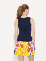 Musculosa de algodón azul marino con cuello redondo y sisas anchas.