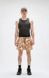 Short de baño de calce regular con estampado abstracto en tonos verdes, naranjas y marrones. Posee cintura elástica con cordón de ajuste negro y un pequeño logo negro en el lateral inferior derecho.