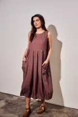 Vestido midi sin mangas, con diseño a rayas en tonos marrón y azul, cuello redondo y bolsillos laterales amplios.