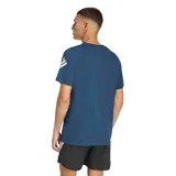 Remera deportiva Adidas de manga corta, color azul marino, con el logo de la marca en el pecho y las tres tiras características en las mangas en color blanco.