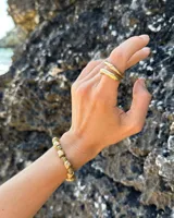 Pulsera artesanal compuesta por una serie de cuentas metálicas irregulares ensartadas en un hilo de algodón natural. Diseño rústico y minimalista.