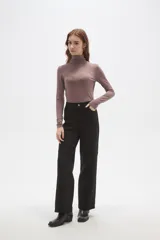 Pantalon de corte recto y tiro medio, confeccionado en tejido de poliester con acabado mate. Presenta bolsillos laterales y cierre frontal con botón metálico.