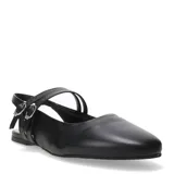 Zapatos negros de cuero sintético, con punta fina y tiras cruzadas con hebillas plateadas.
